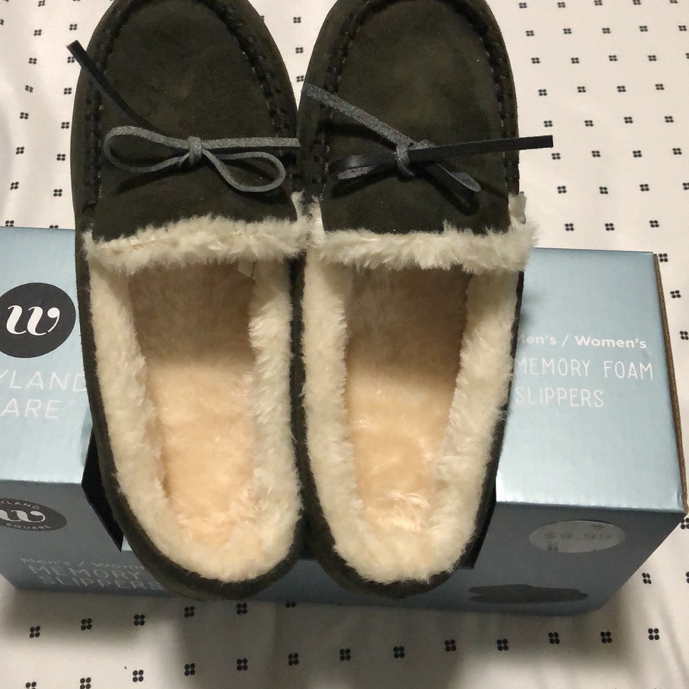 NWT woolen fleece lined, A comfy & classic pair of moccasin slippers.